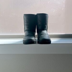 CLASSIC BLACK UGGS SIZE 7